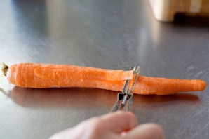 Молодая морковь, жаренная в карамели - фото шаг 1