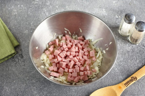 Салат с яйцом, капустой и колбасой - фото шаг 3