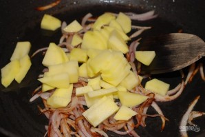 Жареная картошка с яйцом и луком - фото шаг 3