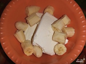 Творожная запеканка с бананом в мультиварке - фото шаг 1