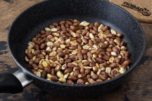 Жареный арахис в шелухе на сковороде - фото шаг 4