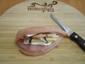 Грудка, запеченная с грибами и сыром - фото шаг 2