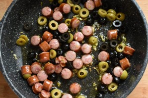 Паста с колбасками, маслинами и пряными травами - фото шаг 3