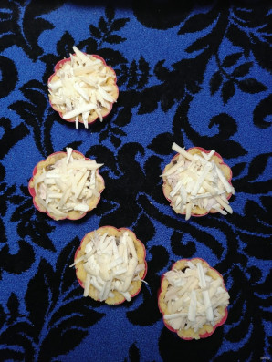 Корзиночки из поленты "Bravolli" c соленными грибами и курицей - фото шаг 9