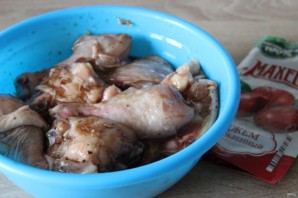 Запеченные куриные окорочка в маринаде с клюквенным джемом - фото шаг 4
