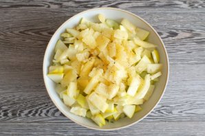 Салат "Белые ночи" с ананасом и сельдереем - фото шаг 5