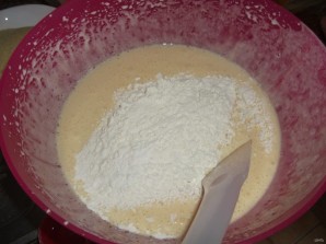 Простой рецепт бисквитного пирога - фото шаг 2