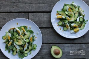 Салат из авокадо, яиц и огурцов - фото шаг 6