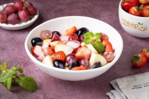 Фруктовый салат с клубникой и виноградом - фото шаг 5