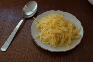 Салат с кириешками и сыром - фото шаг 2
