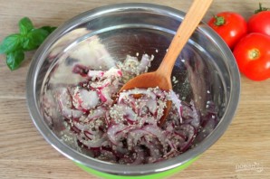 Салат из помидоров с красным луком и кунжутом - фото шаг 4