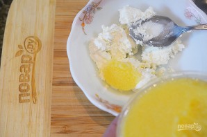 Брускетта с творогом, икрой и перепелиным яйцом - фото шаг 3
