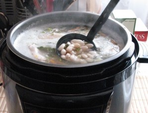 Фасолевый суп с колбасой - фото шаг 9