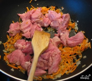 Тушеное мясо с морковью - фото шаг 2