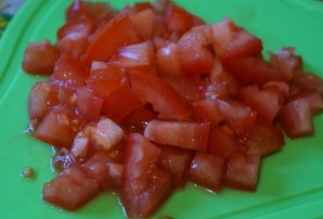 Салат с сухариками, курицей и помидорами - фото шаг 3