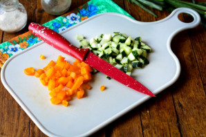 Салат с кукурузой, горошком и огурцом - фото шаг 2