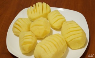 Картошка-гармошка с беконом в духовке - фото шаг 1