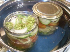 Салат из помидоров и огурцов на зиму - фото шаг 8