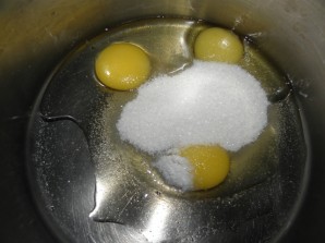 Блинчики на сыворотке с яйцами - фото шаг 2