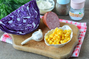 Салат из краснокочанной капусты с колбасой - фото шаг 1