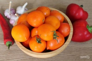 Аджика из желтых помидоров с кусочками перца - фото шаг 1