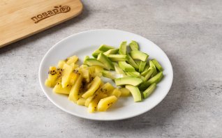 Салат "Кедровая ветка" из огурцов, авокадо и киви - фото шаг 3
