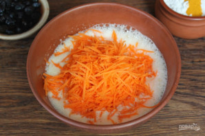 Морковные кексы с изюмом - фото шаг 5