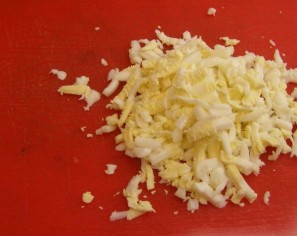Крабовый салат с плавленым сыром - фото шаг 8