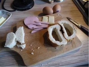 Яичница в хлебе с колбасой и сыром - фото шаг 1