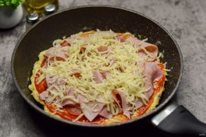Быстрая пицца на сковороде из лаваша с яйцом - фото шаг 9