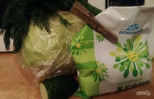 Салат из капусты и огурца с заправкой из нежирного кефира - фото шаг 1