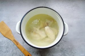 Куриный суп с пельменями - фото шаг 3