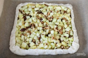 Слоеный пирог с яблоками, изюмом и орехами - фото шаг 6