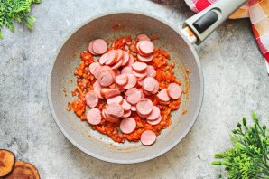 Капустная солянка с сосиской - фото шаг 8