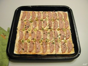 Пицца из слоеного бездрожжевого теста в духовке - фото шаг 4