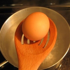 Вареные яйца - фото шаг 1