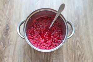 Варенье из клубники с красной смородиной на зиму - фото шаг 4