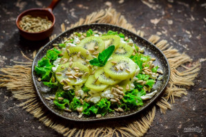 Зеленый салат с киви - фото шаг 5