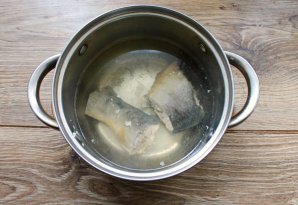 Рыбный суп с красной рыбой и плавленым сыром - фото шаг 2