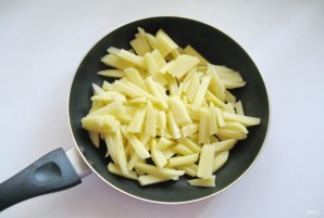 Жареный картофель с кабачком и яйцами - фото шаг 1