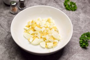 Салат "Фантазия" с яйцами и сыром - фото шаг 2
