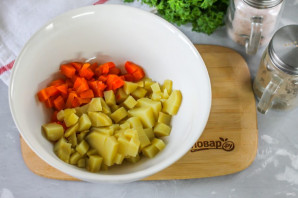 Салат с крабовыми палочками и овощами - фото шаг 2