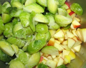 Салат с капустой, яблоками и брюссельской капустой - фото шаг 3