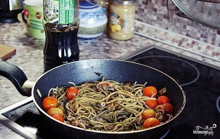  Спагетти с черри, баклажанами и пророщенной фасолью - фото шаг 3