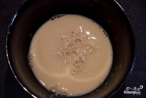 Дрожжевые оладушки на кислом молоке - фото шаг 2