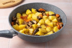 Тушеная картошка с грибами и морковью - фото шаг 8