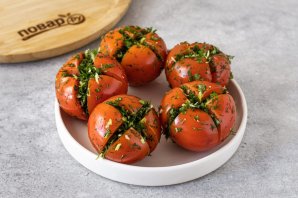 Малосольные помидоры с чесноком и зеленью - фото шаг 5