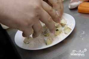 Салат с жареными баклажанами - фото шаг 3