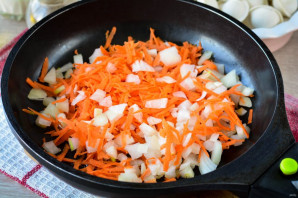 Пельмени тушеные с морковью и луком - фото шаг 4