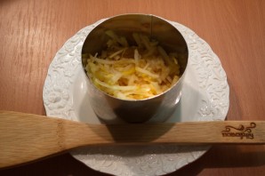 Салат слоеный с сыром - фото шаг 2